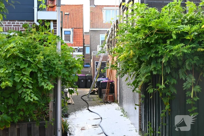 Brandweerslang klapt tijdens blussen woningbrand
