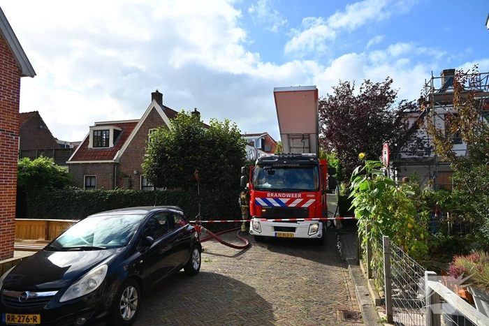 Brandweerslang klapt tijdens blussen woningbrand