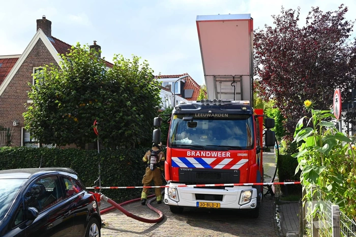 Brandweerslang klapt tijdens blussen woningbrand