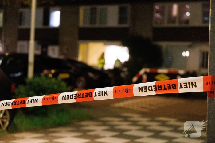 Explosie verwoest voorraam woning en veroorzaakt schrik
