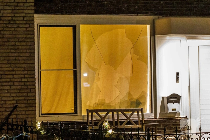Explosie verwoest voorraam woning en veroorzaakt schrik