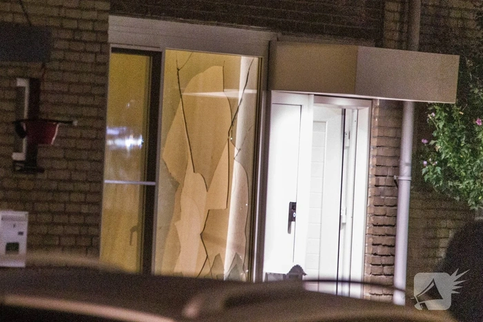 Explosie verwoest voorraam woning en veroorzaakt schrik