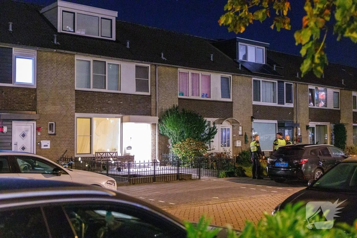 Explosie verwoest voorraam woning en veroorzaakt schrik