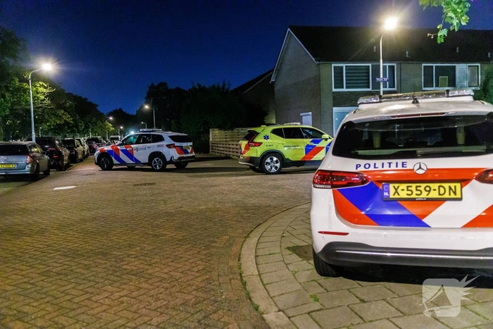 Explosie verwoest voorraam woning en veroorzaakt schrik