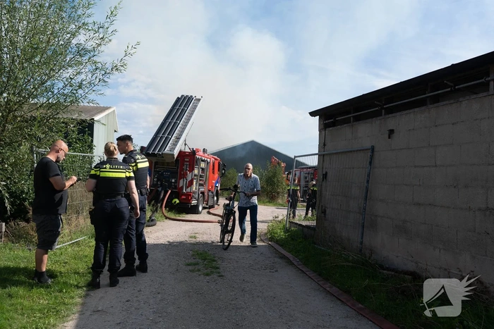 Brandweer bestrijdt middelbrand in loods