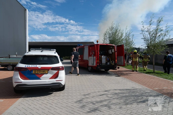Brandweer bestrijdt middelbrand in loods