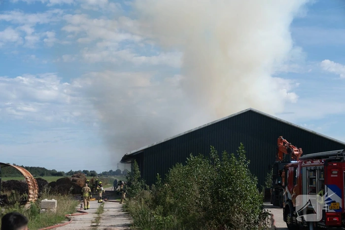 Brandweer bestrijdt middelbrand in loods