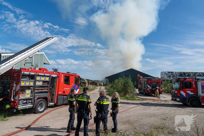 Brandweer bestrijdt middelbrand in loods