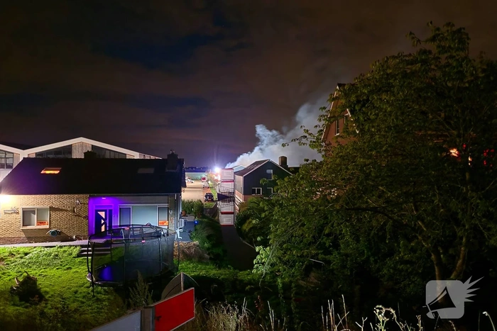 Brandweer bestrijdt middelbrand in loods