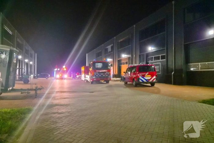 Brandweer bestrijdt middelbrand in loods