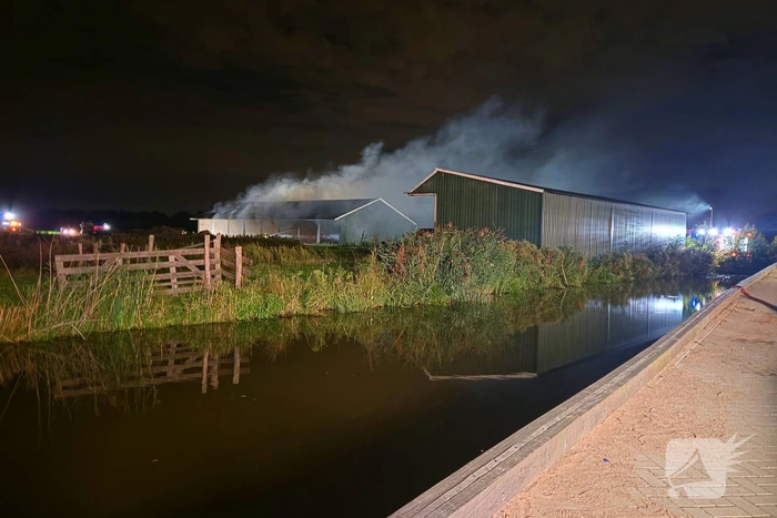 Brandweer bestrijdt middelbrand in loods