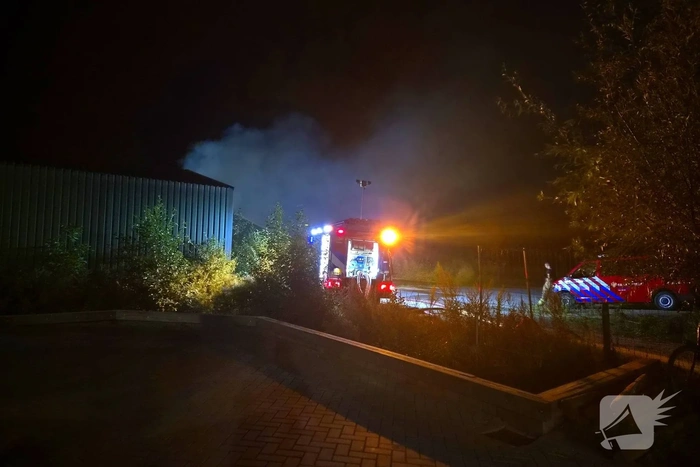 Brandweer bestrijdt middelbrand in loods