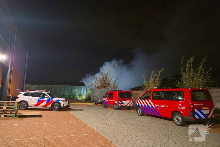 Brandweer bestrijdt middelbrand in loods