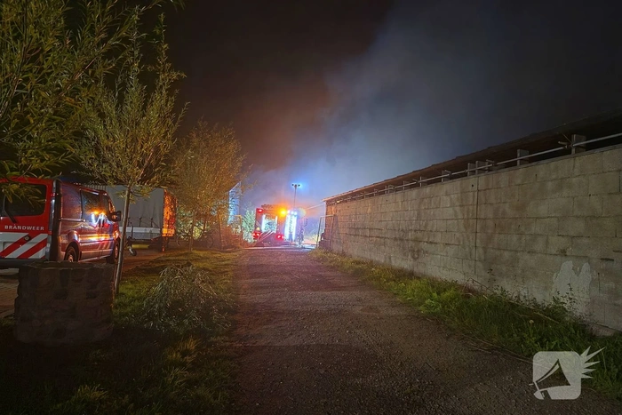 Brandweer bestrijdt middelbrand in loods