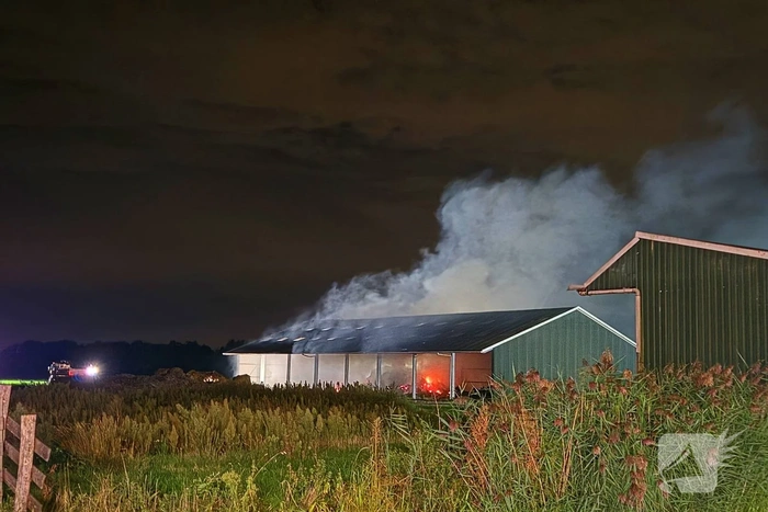 Brandweer bestrijdt middelbrand in loods
