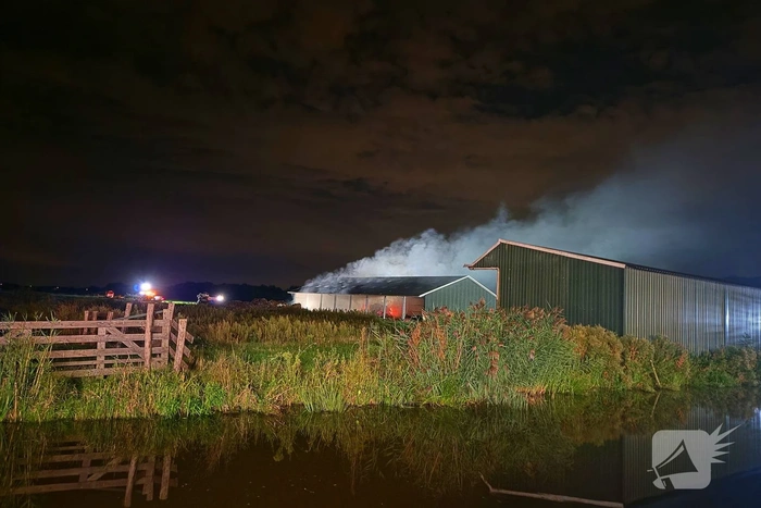 Brandweer bestrijdt middelbrand in loods