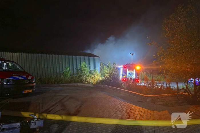 Brandweer bestrijdt middelbrand in loods