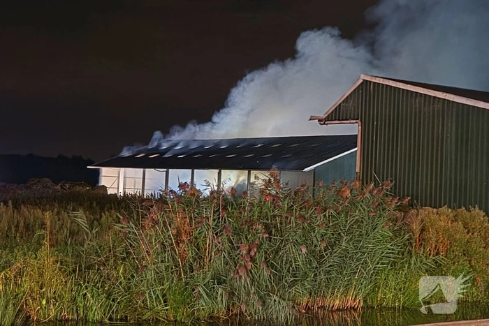 Brandweer bestrijdt middelbrand in loods