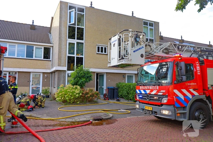 Brandweermensen redden kat uit woningbrand