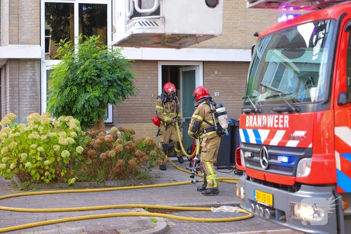 Brandweermensen redden kat uit woningbrand