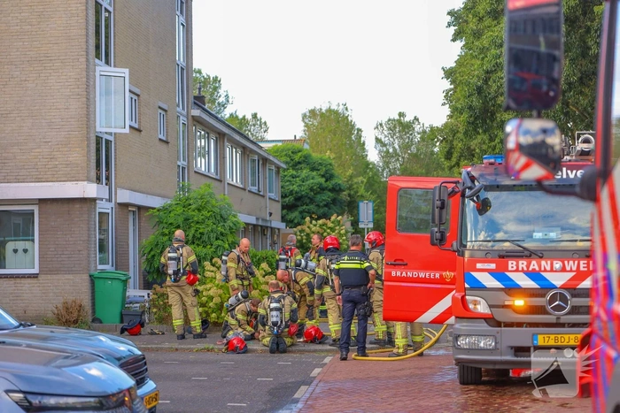 Brandweermensen redden kat uit woningbrand