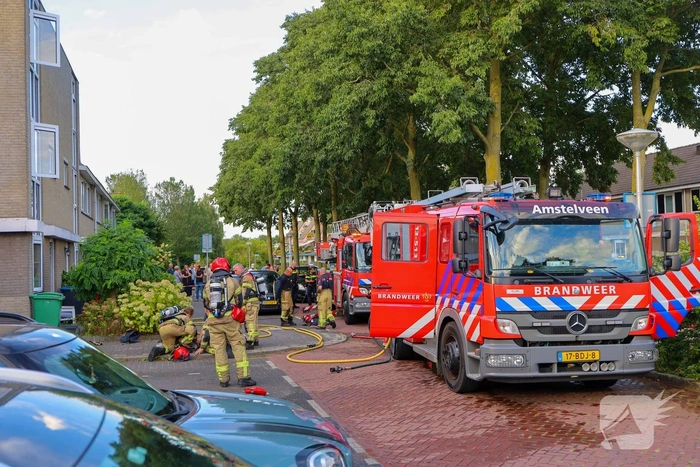 Brandweermensen redden kat uit woningbrand