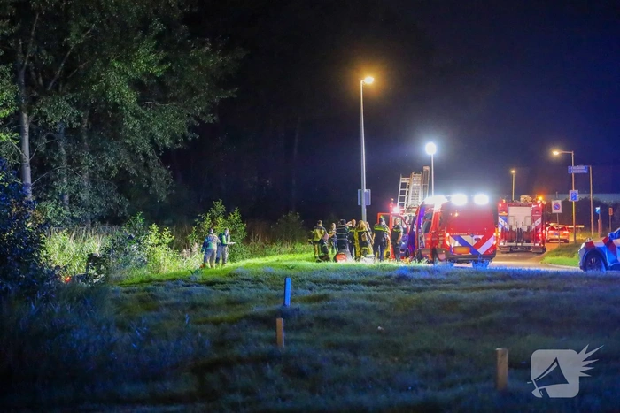 Voertuig te water: twee personen gered