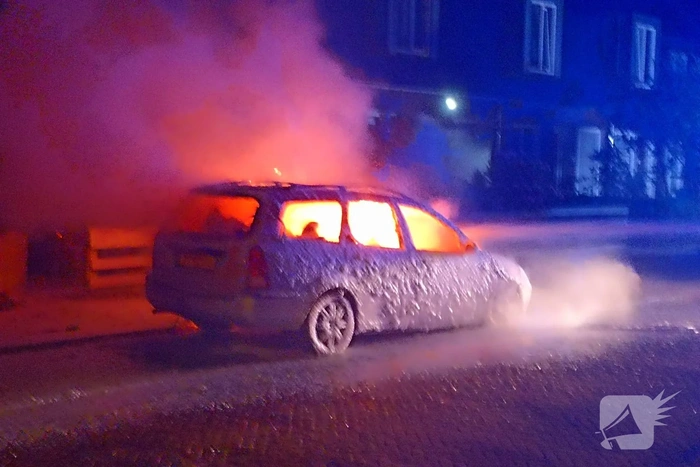 Auto volledig verwoest door brand