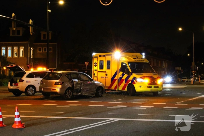 Flinke botsing op kruispunt zorgt voor aanzienlijke schade