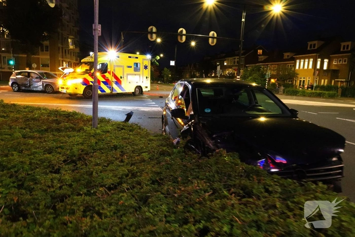Flinke botsing op kruispunt zorgt voor aanzienlijke schade