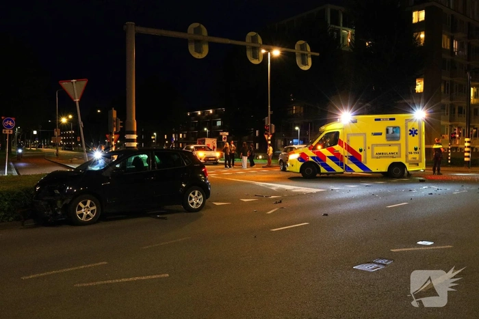 Flinke botsing op kruispunt zorgt voor aanzienlijke schade