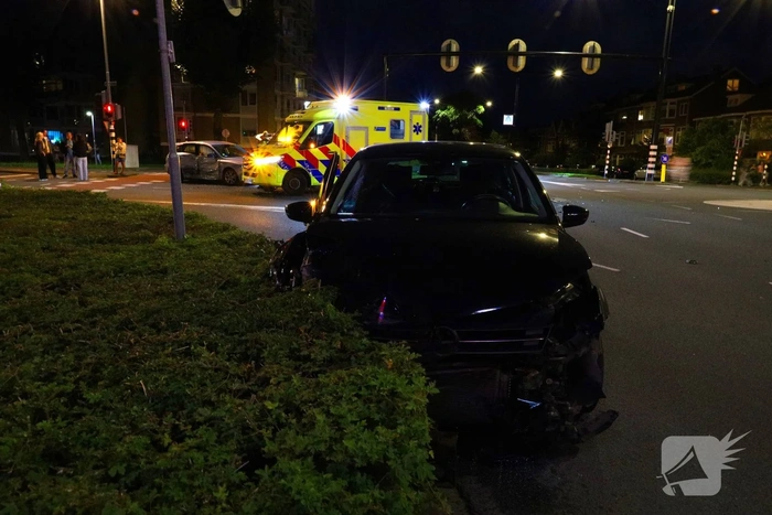 Flinke botsing op kruispunt zorgt voor aanzienlijke schade