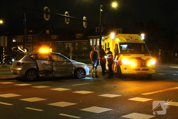 Flinke botsing op kruispunt zorgt voor aanzienlijke schade