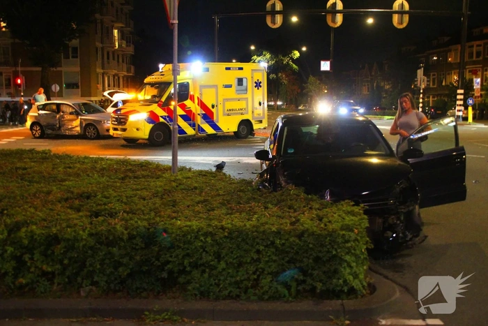 Flinke botsing op kruispunt zorgt voor aanzienlijke schade