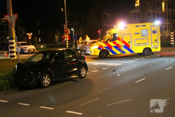 Flinke botsing op kruispunt zorgt voor aanzienlijke schade