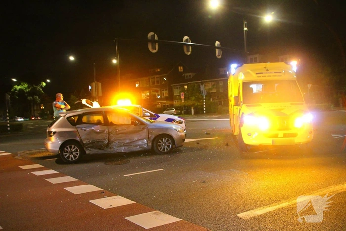 Flinke botsing op kruispunt zorgt voor aanzienlijke schade