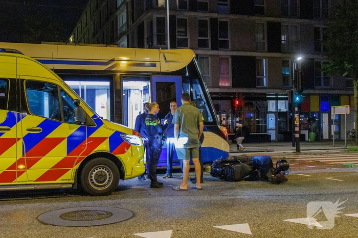 Motorscooterbestuurder gewond bij aanrijding met tram