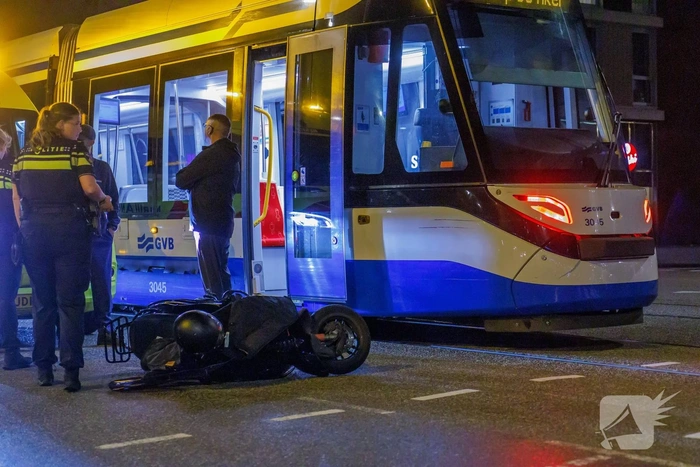 Motorscooterbestuurder gewond bij aanrijding met tram