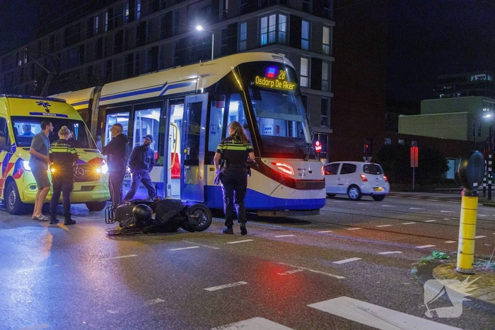 Motorscooterbestuurder gewond bij aanrijding met tram