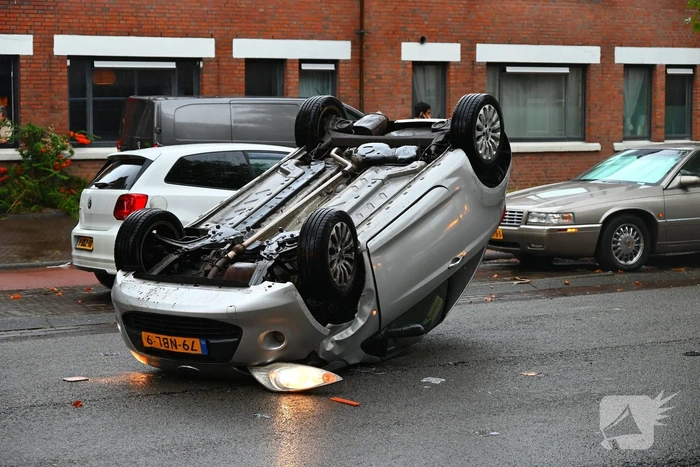 Auto belandt ondersteboven na aanrijding