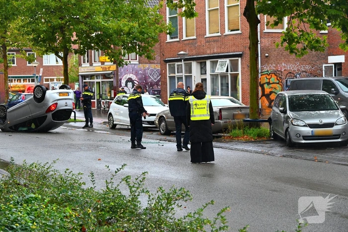 Auto belandt ondersteboven na aanrijding