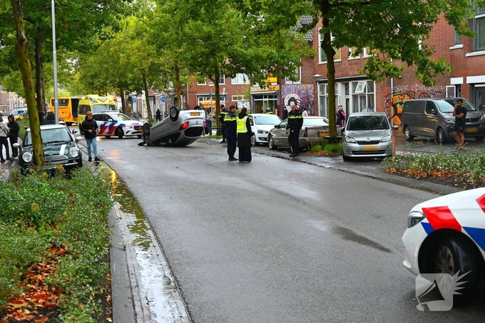 Auto belandt ondersteboven na aanrijding