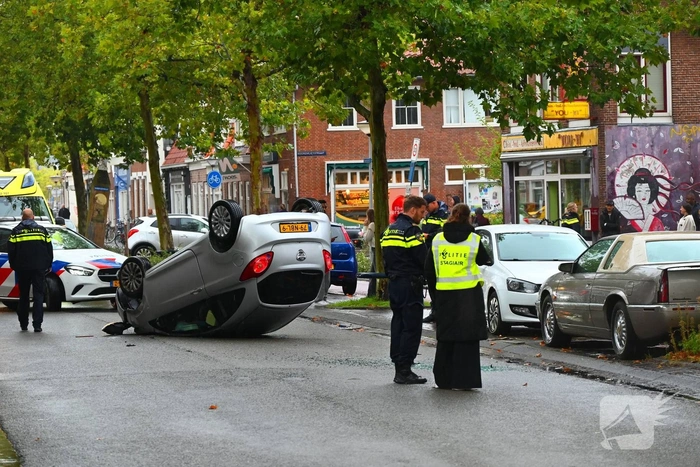 Auto belandt ondersteboven na aanrijding