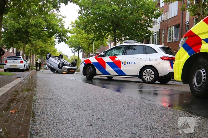 Auto belandt ondersteboven na aanrijding