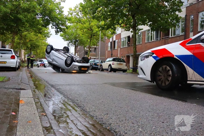 Auto belandt ondersteboven na aanrijding