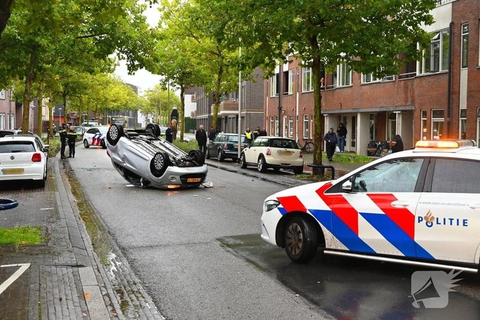 Auto belandt ondersteboven na aanrijding