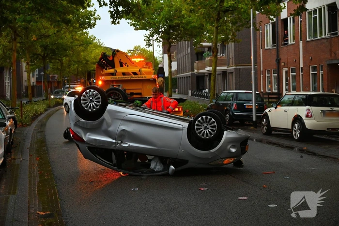 Auto belandt ondersteboven na aanrijding