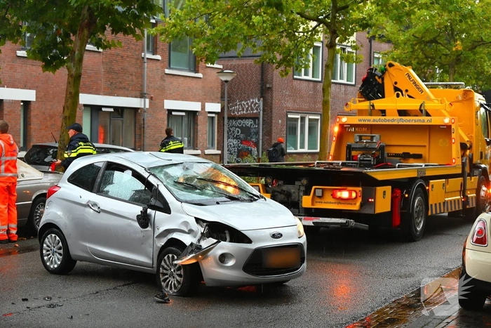Auto belandt ondersteboven na aanrijding