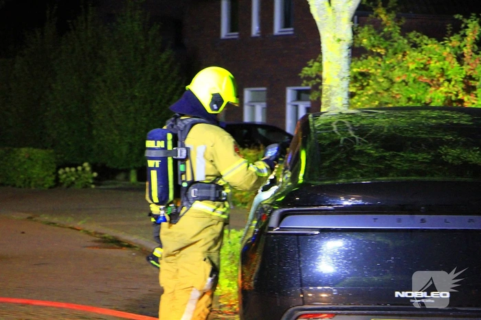 Twee auto's in brand door vermoedelijke brandstichting