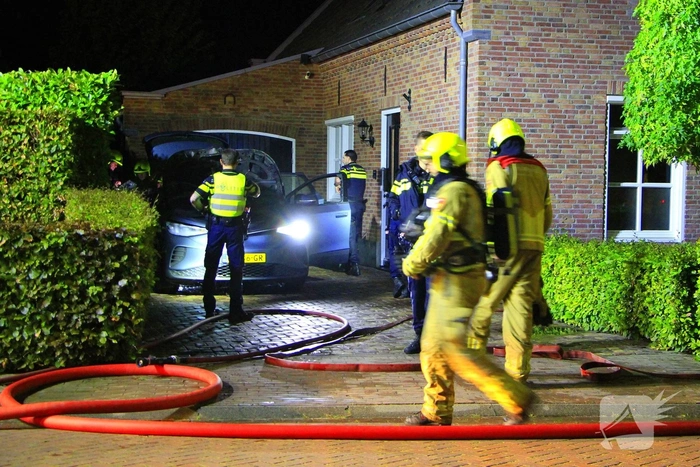 Twee auto's in brand door vermoedelijke brandstichting